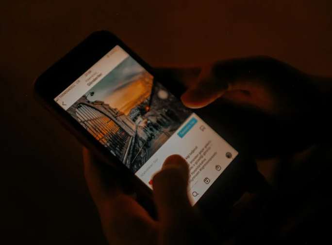 豆包在需要即时反馈的决策场景中是否替代人工咨询